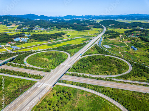 고속도로 교차점의 여름풍경