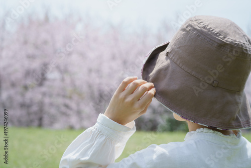 Foto 桜を見る女性