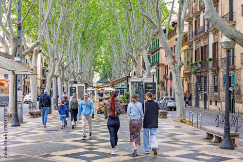 Quadro em tela People walking on the famous La Rambla in Palma de Mallorca