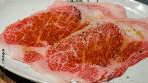 Foto 見事な霜降りが入った牛肉のスライス