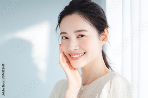 柔らかい自然光とみずみずしい女性の美容ポートレート バスルームの背景 Free Download 柔らかい自然光とみずみずしい女性の美容ポートレート バスルームの背景 - GFXLoad