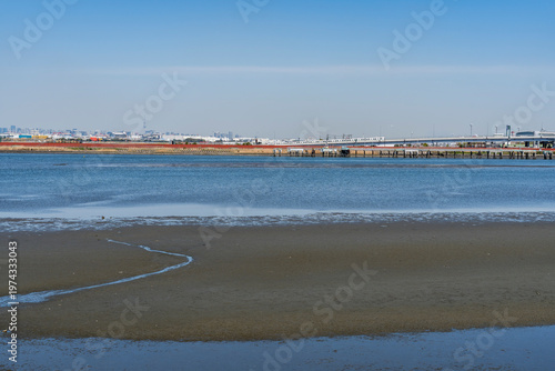 都県境を流れる多摩川の河口の風景