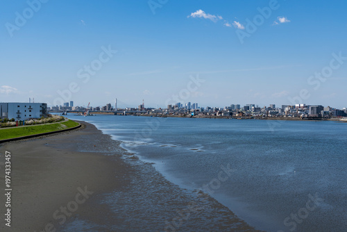 都県境を流れる多摩川の河口の風景