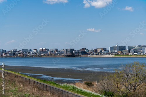 都県境を流れる多摩川の河口の風景