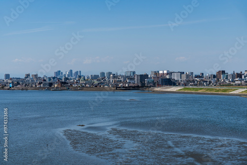 都県境を流れる多摩川の河口の風景