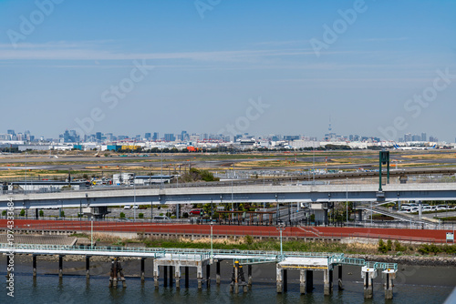 都県境を流れる多摩川の河口の風景