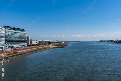 都県境を流れる多摩川の河口の風景