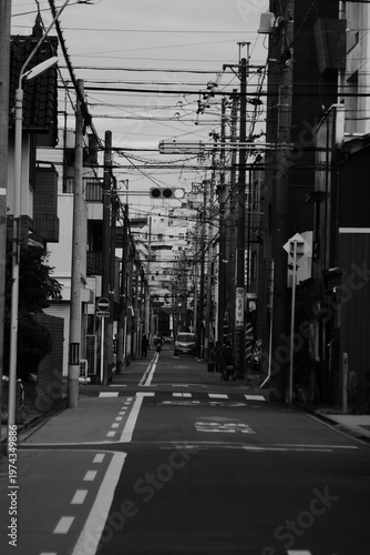 電柱と電線が続く日本の古い路地の風景