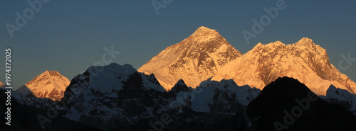 Tableau sur toile Mount Everest and Nuptse seen from Gokyo Peak, Nepal.