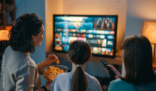 Fotografi Family Enjoys Cozy Movie Night at Home Streaming Films Together