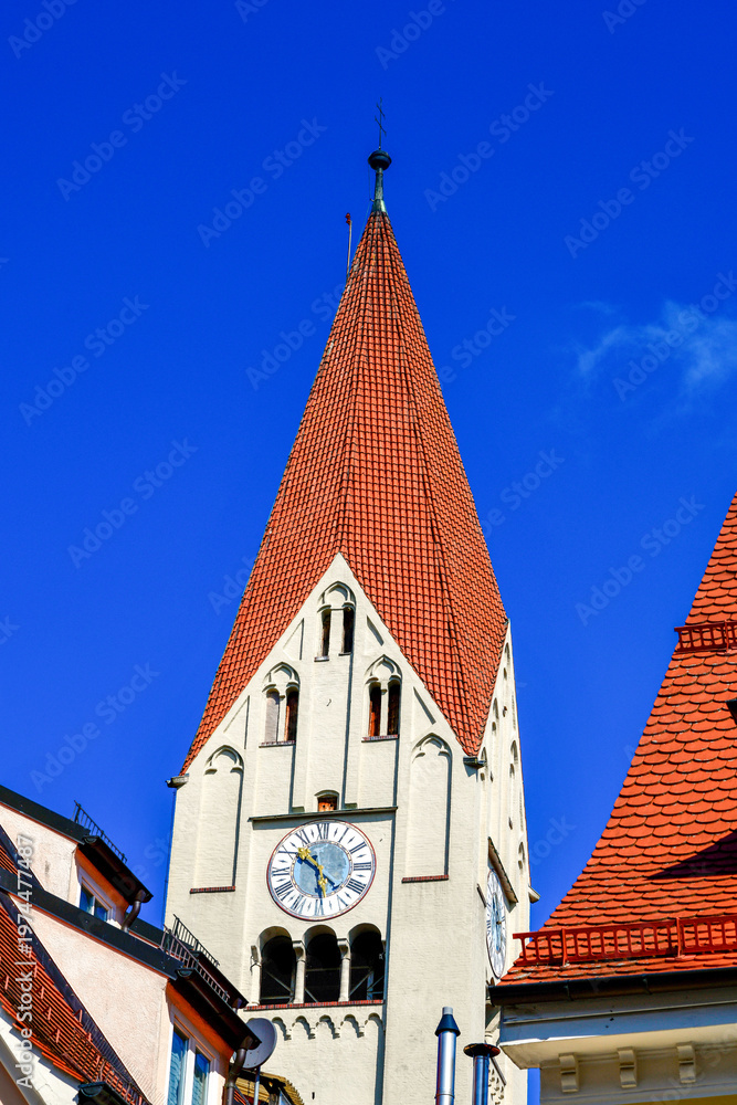 Obraz premium Kirchturm der St. Martinskirche in der Altstadt von Kaufbeuren, Bayern