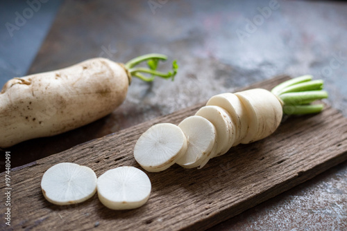 Quadro su tela Fresh sliced daikon radish wood
