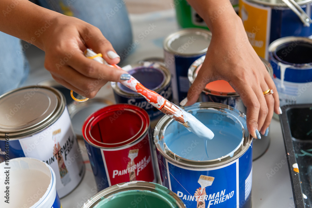 Obraz premium Colorful paint cans and brushes