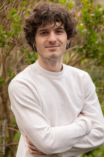 Obraz na plátně Portrait d’un jeune homme de 20 ans en extérieur, affichant un sourire discret et une attitude confiante dans un environnement naturel apaisant