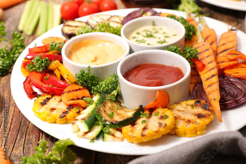 Tableau sur toile Grilled vegetable platter with dipping sauces, corn, carrots and bell peppers
