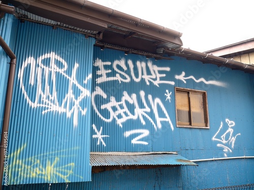 路地裏の建物の壁に書かれた落書き