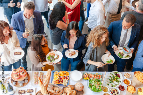 Cuadro en lienzo Vibrant social gathering with food