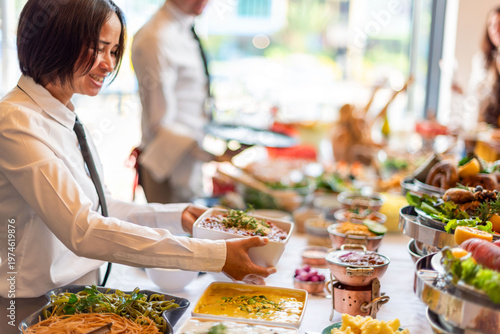 Foto Buffet setup with diverse cuisine