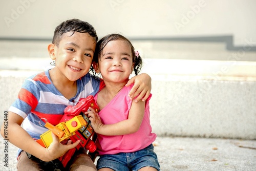 Foto Joyful siblings playing together