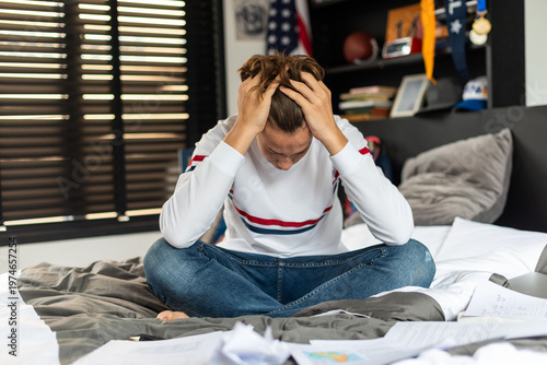 Cuadro en lienzo Stressed student overwhelmed with studies.