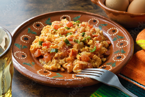 ウェボス・ア・ラ・メヒカーナ (ウエボス・ア・ラ・メヒカーナ) : メキシコの朝食の卵料理　コピースペースあり Huevos a la mexicana　(Mexican Scrambled Eggs, Mexican Style Eggs) : Mexican breakfast egg dish. (Copy space available)