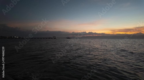 석양이 아름다운 해지는 바닷가