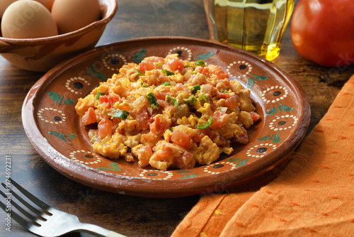ウェボス・ア・ラ・メヒカーナ ( ウエボス・ア・ラ・メヒカーナ) : メキシコの朝食の卵料理　Huevos a la mexicana　(Mexican Scrambled Eggs, Mexican Style Eggs): Mexican breakfast egg dish. 