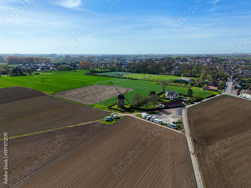 Le secteur pavés du moulin de Vertain à Templeuve que les coureur cyclistes franchissent durant la mythique classique course Paris - Roubaix  