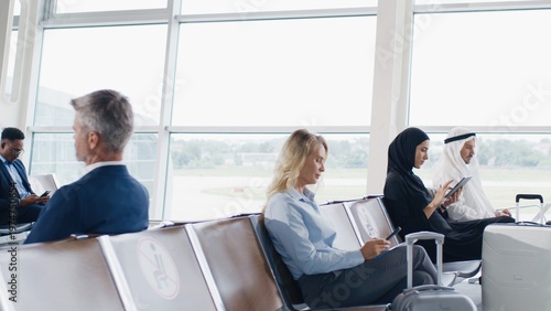Foto Diverse passengers sitting at the social distance at airport terminal station