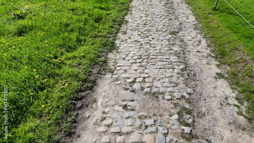 Le secteur pavés du moulin de Vertain dans la course cycliste Paris - Roubaix