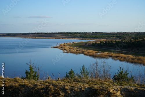 Ufer eines neuen Sees nach dem Bergbau