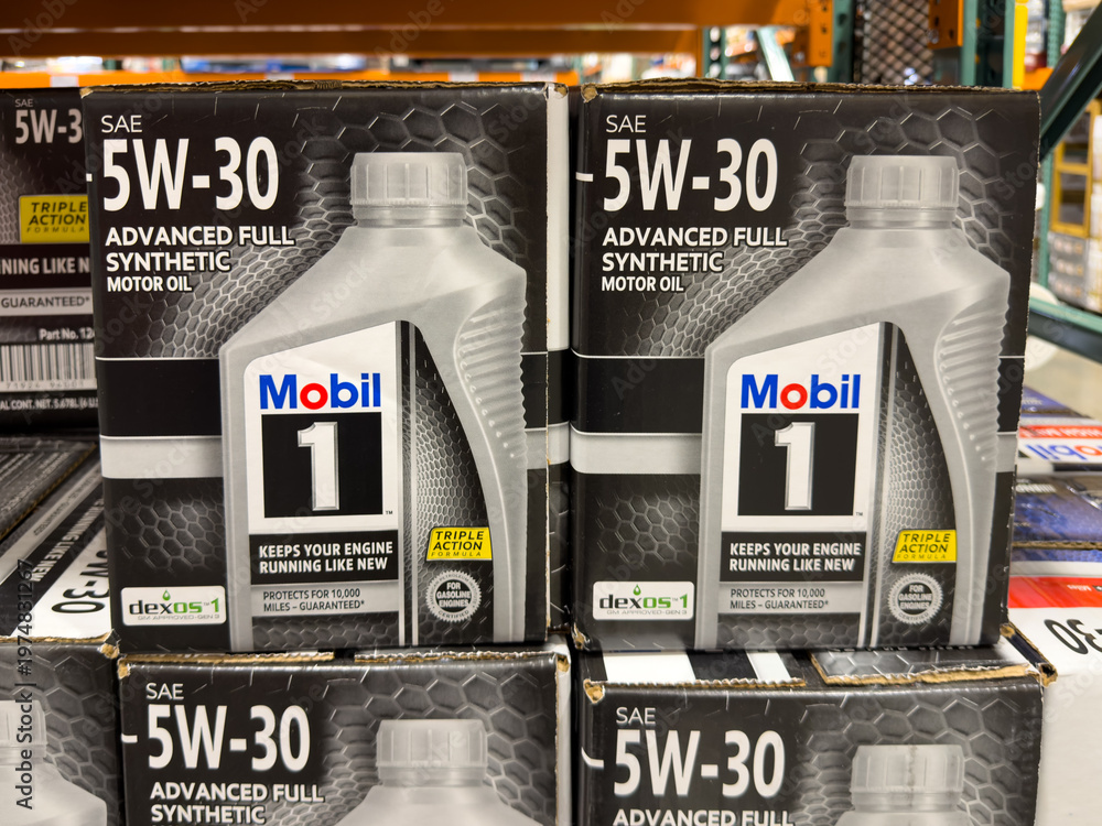 Fototapeta premium Mobil 1 Advanced Full Synthetic 5W-30 Motor Oil