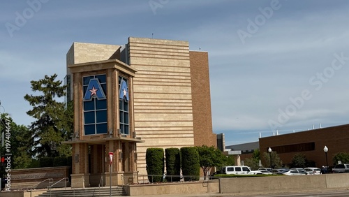 Obraz na płótnie University Campus in Arlington, Texas – Vibrant College Life and Architecture