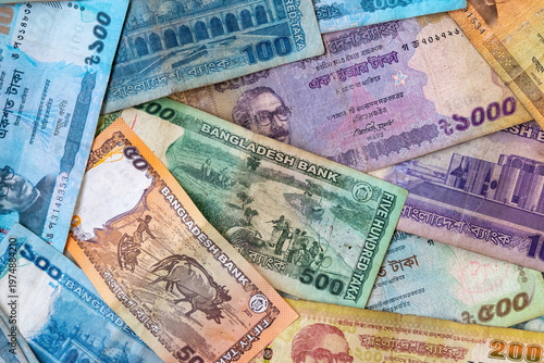 Foto High angle view of various Bangladeshi Taka banknotes including five hundred and one thousand denominations