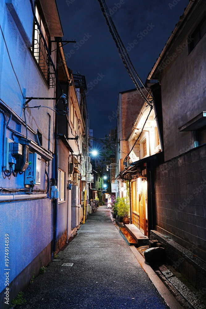 Fototapeta premium Retro Back Alley in Fukushima, Osaka, Japan, Traditional Urban Streetscape - 日本 大阪 福島 ノスタルジックな路地裏（裏道） 下町情緒と隠れ家的な街並みのスナップ風景 