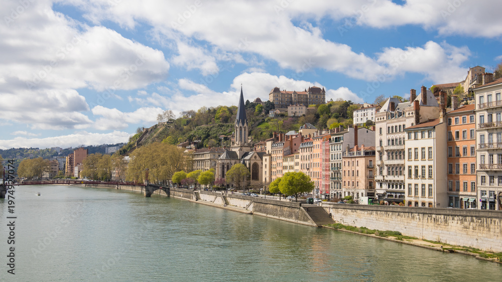Fototapeta premium passerelle rouge Paul-Couturier piétonne à Lyon au dessus de la Saône reliant la presqu'île au quartier Saint Georges et le Vieux Lyon au pied de la colline de Fourvière