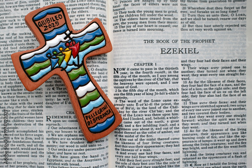 Bild auf Leinwand Jubilee 2025 cross on open Bible showing start of the Book of the Prophet Ezekiel