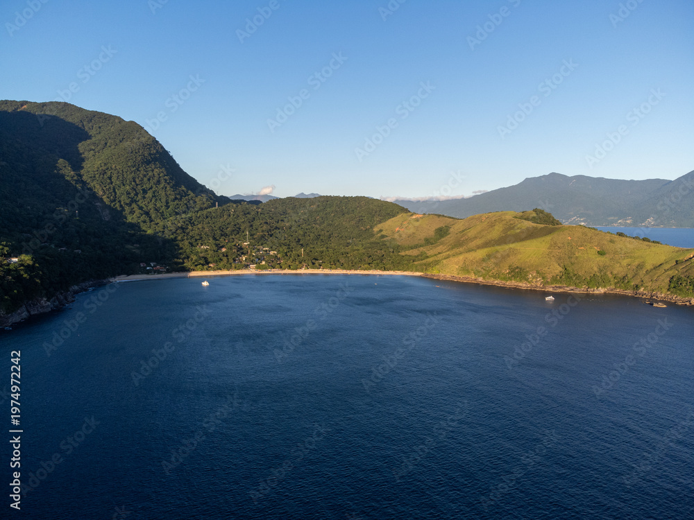 Fototapeta premium Wonderful paradisiacal Toque-Toque Grande beach in São Sebastião