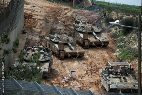 Foto Israeli Military Vehicles at Israel-Lebanon Border Military Deployment
