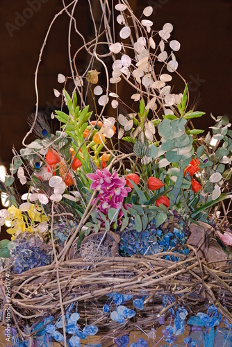 kunstvoll und farbenfrohes Blumengesteck