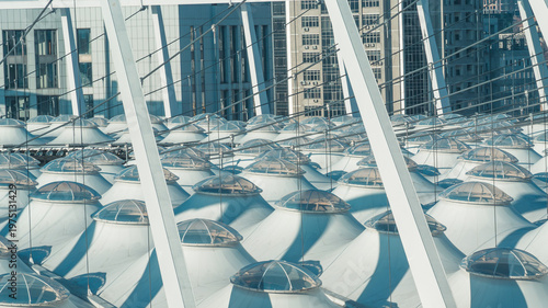 Cuadro en lienzo Sunlight and shadows creating dynamic contrasts on the white textile canopy of a