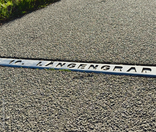 Das Gradnetz der Erde verdeutlicht am 10. Längengrad markiert durch einen in die Straße eingelassenen Metallstab