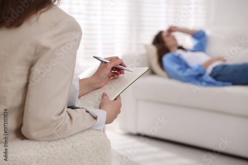 Canvastavla Professional psychologist with notebook working with patient in office, selectiv