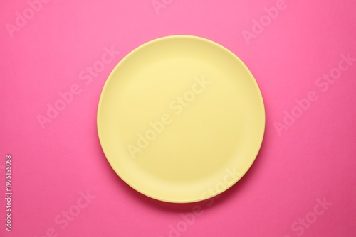 Foto Empty plate on pink background, top view