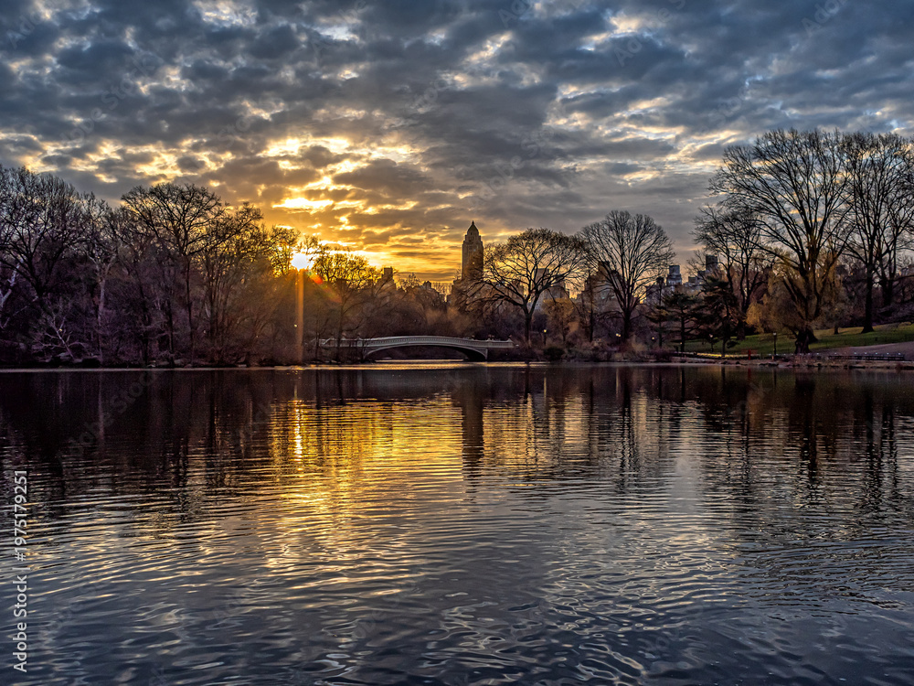 Fototapeta premium Bow bridge early morning in spring