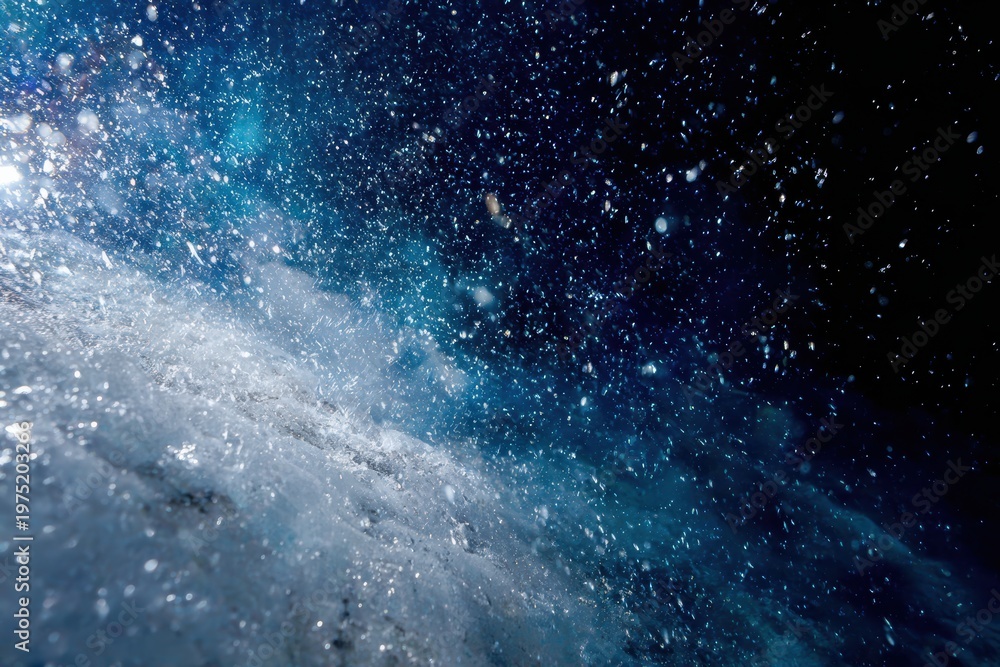 Fototapeta premium 夜の暗い海に水が飛び散る