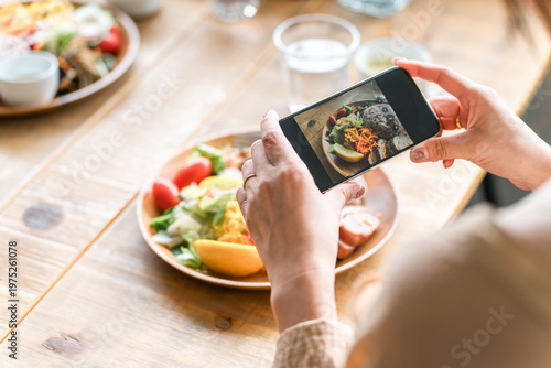 Konstfotografi A hand taking a picture of food with a smartphone
