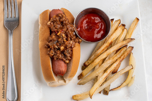 Fotografía hot dog top with sloppy joe  with a side of french fries