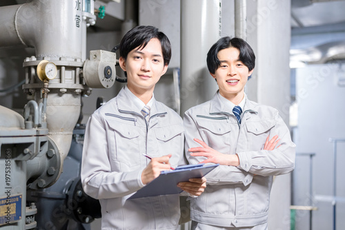 設備点検をする作業員のビジネスマン　撮影協力：学校法人電波学園　東京電子専門学校