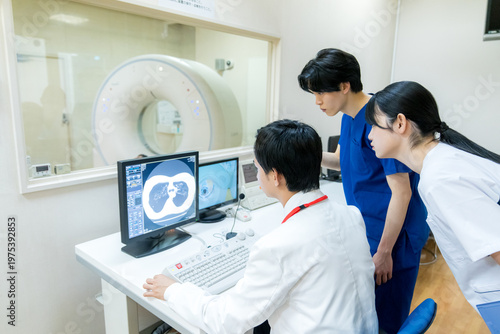 モニターを確認する医療従事者　撮影協力：学校法人電波学園　東京電子専門学校